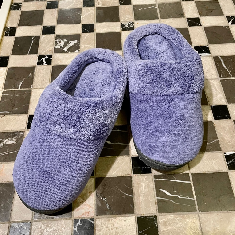 Isotoner foamed slippers